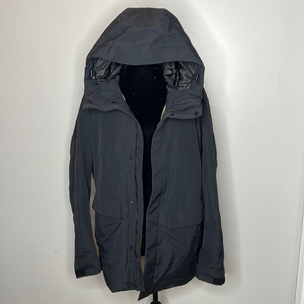 Men’s Black Uniqlo Coat. Hybrid Down Outerwear.